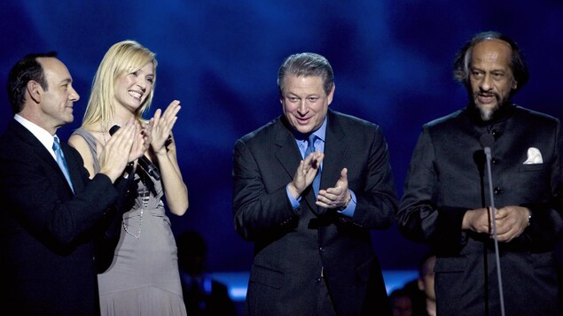De gauche à droite : Kevin Spacey, Uma Thurman, Al Gore et Rajendra Pachauri, membre du Groupe d'experts intergouvernemental sur l'évolution du climat, lors du concert pour le prix de Nobel de la paix, le 11 décembre 2007, à Oslo. De gauche à droite : Kevin Spacey, Uma Thurman, Al Gore et Rajendra Pachauri, membre du Groupe d'experts intergouvernemental sur l'évolution du climat, lors du concert pour le prix de Nobel de la paix, le 11 décembre 2007, à Oslo.