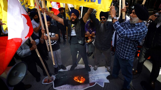Une effigie du premier ministre indien Narendra Modi a été brûlée lors d'un rassemblement sikh devant le consulat indien à Toronto.
