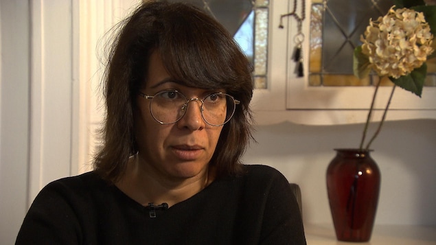 Portrait de Khaoula, en entrevue à la caméra.