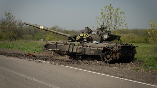 Un char russe sur le côté de la route.