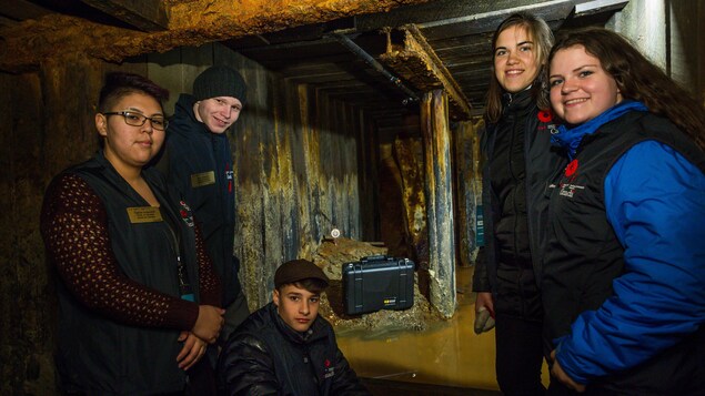 Les jeunes canadiens Teghan Angulalik, Ben Jamieson, Gérémy Côté, Keira Wortley et Madison Barrow place une capsule historique dans l'abri de l'église Zonnebeke. Les jeunes canadiens Teghan Angulalik, Ben Jamieson, Gérémy Côté, Keira Wortley et Madison Barrow place une capsule historique dans l'abri de l'église Zonnebeke.