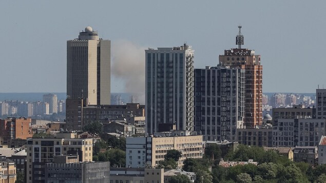 De la fumée s'élève dans le ciel de la ville de Kiev après un tir de missile russe.