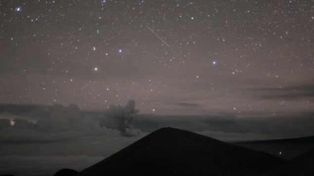 Des résidents qui habitent à proximité du volcan disent qu’une pluie de cendres a suivi l’éruption.
