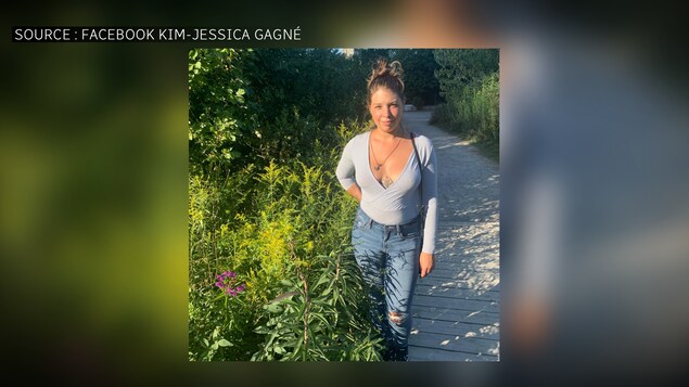 Kim Gagné pose dans un sentier, au côté de plantes.