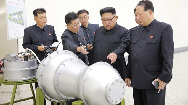 Le leader nord-coréen, Kim Jong-un, inspectant une bombe à hydrogène destinée à être chargée sur un missile intercontinental. Le leader nord-coréen, Kim Jong-un, inspectant une bombe à hydrogène destinée à être chargée sur un missile intercontinental.