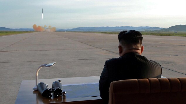 Kim Jong-un, de dos, observe un tir de missile assis à son bureau. Kim Jong-un, de dos, observe un tir de missile assis à son bureau.
