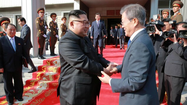 Le président sud-coréen Moon Jae-in serre la main du dirigeant nord-coréen Kim Jong Un lors de leur sommet au village de Panmunjom, en Corée du Nord le 27 mai 2018.