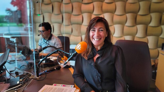 Kim Rayworth dans un studio de radio.