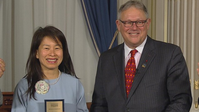 Kim Thúy reçoit la médaille d'honneur de l'Assemblée nationale. Kim Thúy reçoit la médaille d'honneur de l'Assemblée nationale.