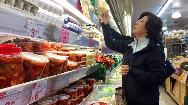 Une dame dans un étalage de kimchi Une dame dans un étalage de kimchi