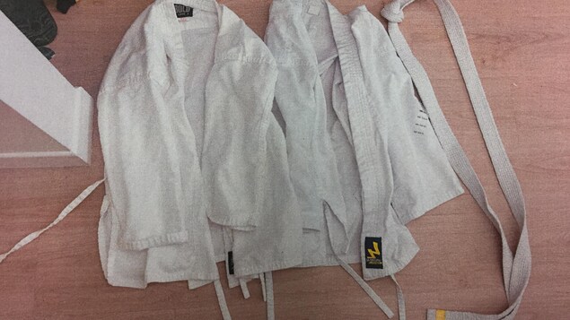 On peut voir le kimono et la ceinture sur la photo. On peut voir le kimono et la ceinture sur la photo.
