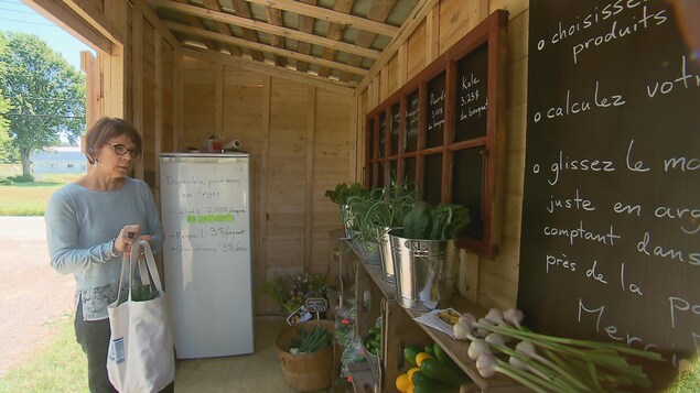 Réjeanne Camirand fait ses emplettes à La p'tite cabane Réjeanne Camirand fait ses emplettes à La p'tite cabane