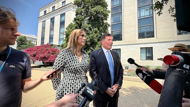 Kirsten Hillman and Dominic LeBlanc in an outdoors press conference.