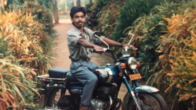 Un homme tamoul sur une moto Un homme tamoul sur une moto