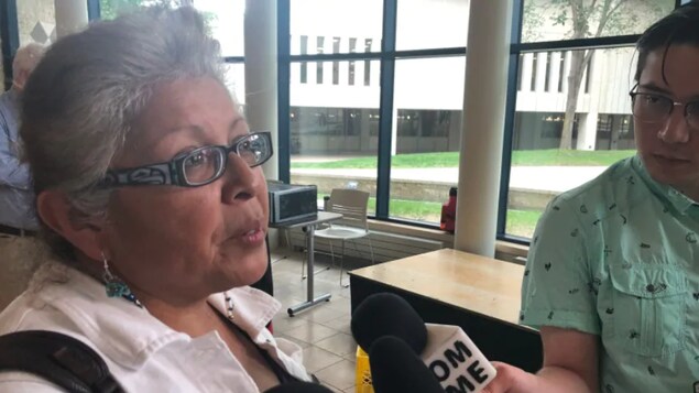 Margaret Kisikaw Piyesis répond aux questions de journalistes lors d'une conférence de presse.