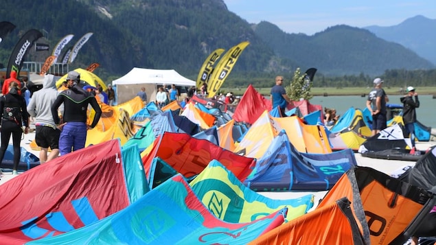 Des kitesurfeurs.