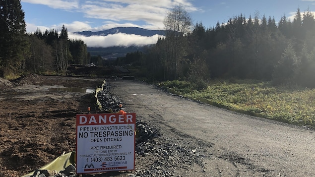 Une pancarte indiquant un danger en raison de la construction d'un pipeline.