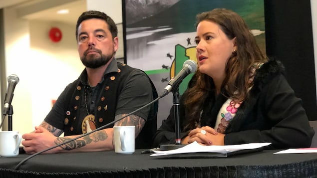 Peter Johnston est assis avec Kluane Adamek pour présenter la campagne de sensibilisation au vote lors des élections fédérales. 