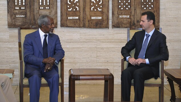 Kofi Annan et Bachar Al-Assad sont assis l'un à côté de l'autre et discutent.