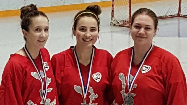 Une photo de Kolbie Couture quand elle a gagné une médaille d’argent aux compétitions provinciales de ballon-balai. À sa gauche, Jaelyn Couture et Karly Collins à sa droite. Une photo de Kolbie Couture quand elle a gagné une médaille d’argent aux compétitions provinciales de ballon-balai. À sa gauche, Jaelyn Couture et Karly Collins à sa droite.
