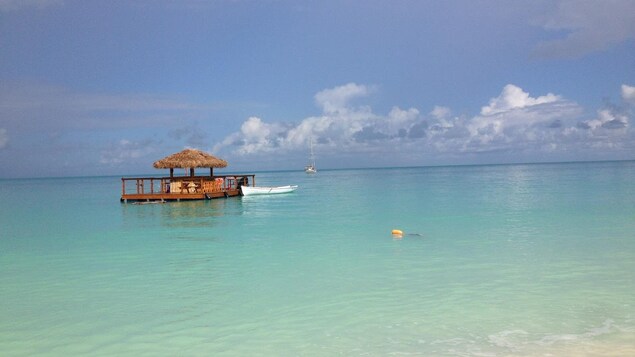 Un petit bar flottant sur la mer. Un petit bar flottant sur la mer.