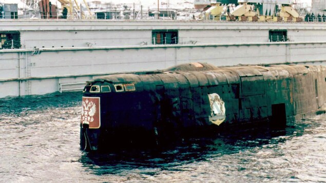 Une partie du sous-marin « Koursk » apparaît à la surface, dans le porte de Roslyakovo, en Russie. Une partie du sous-marin « Koursk » apparaît à la surface, dans le porte de Roslyakovo, en Russie.