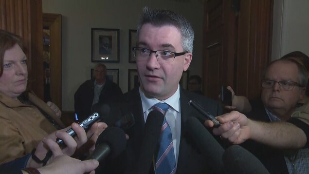 Kris Austin lors d'une mêlée de presse. Kris Austin lors d'une mêlée de presse.