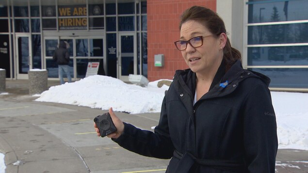 La sergente Kristie Verheul de la police de Calgary recommande l'usage des caméras corporelles à tous les corps policiers au pays.