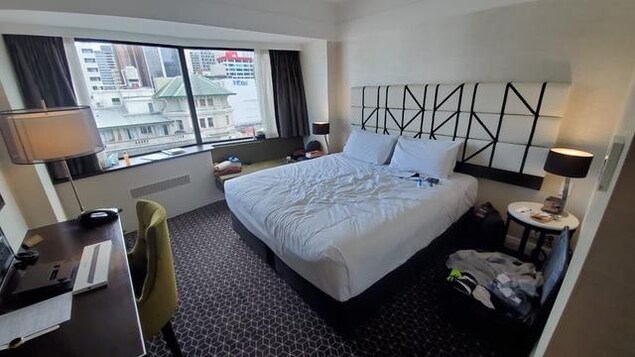 Une chambre d'hôtel.