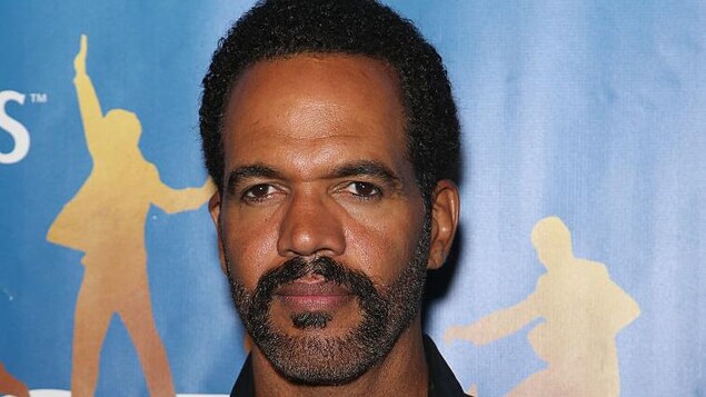 Portrait de Kristoff St. John qui porte une chemise noire.