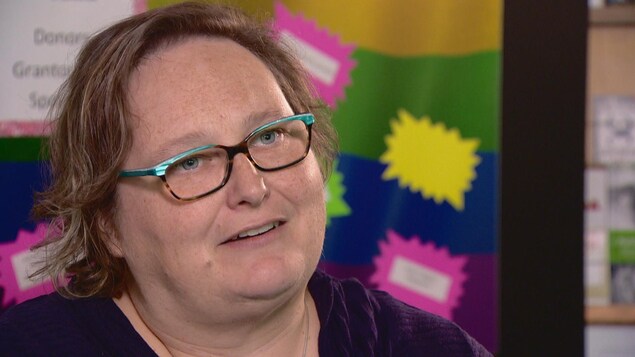 Gros plan sur le visage de Kristy Harcourt, directrice de programme au Pride Centre d'Edmonton, en Alberta Gros plan sur le visage de Kristy Harcourt, directrice de programme au Pride Centre d'Edmonton, en Alberta