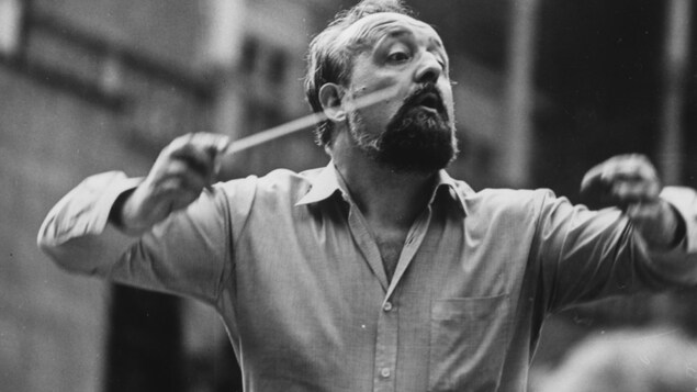 Le compositeur polonais Krzysztof Penderecki dirige un orchestre en 1980 Le compositeur polonais Krzysztof Penderecki dirige un orchestre en 1980