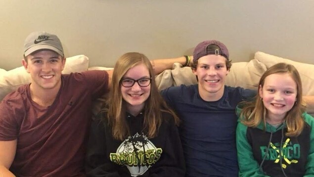 Les deux jeunes sportifs sont assis sur le canapé, aux côtés d'Abbie et Tessa Cannon. Les deux jeunes sportifs sont assis sur le canapé, aux côtés d'Abbie et Tessa Cannon.