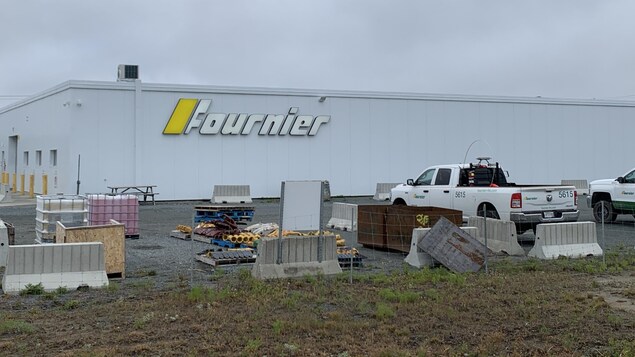 Un camion de L. Fournier & Fils est stationné devant les bureaux de l'entreprise à Val-d'Or.