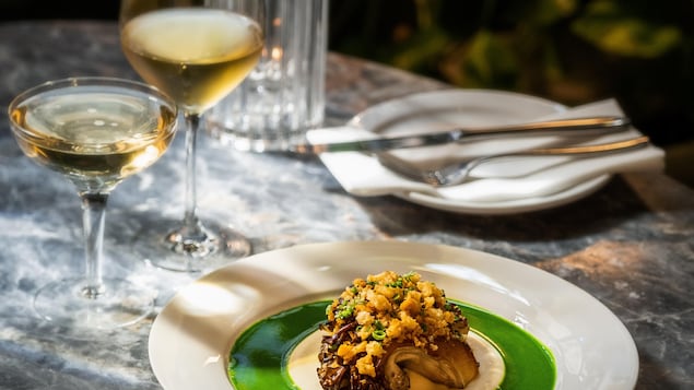 Un plat sur une table en marbre.