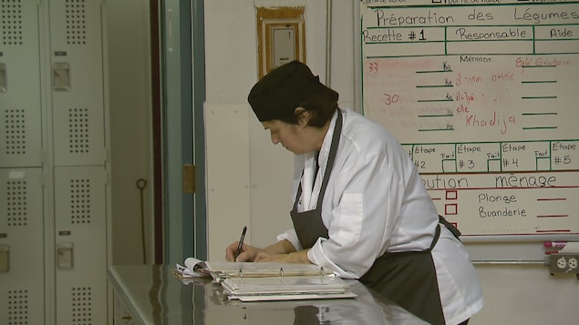 Une bénévole de l'organisme La Baratte à Québec dans la cuisine de l'organisme