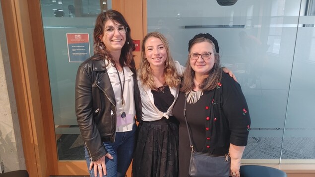 Élody Croullebois, Louise Chaynes et Lily Crist se tiennent côte à côte pour une photo.