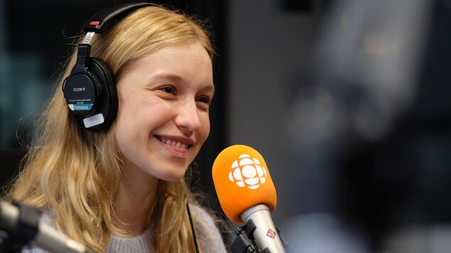 Rose-Marie Perreault en entrevue dans un studio de radio.
