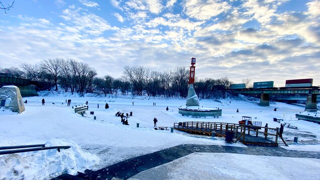 Des patinoires autour d'un quai.
