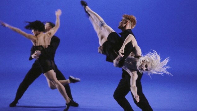 Les danseurs de La La La Human Steps interprètent la chorégraphie « Fractales » dans un studio de Radio-Canada (16 décembre 1991).