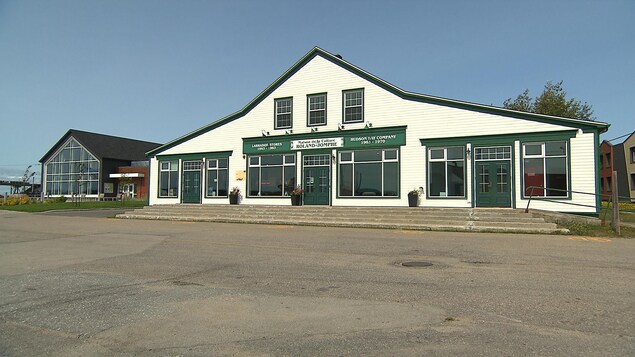 La Maison de la culture était autrefois un magasin général appartenant notamment à la Compagnie de la Baie d'Hudson. La Maison de la culture était autrefois un magasin général appartenant notamment à la Compagnie de la Baie d'Hudson.