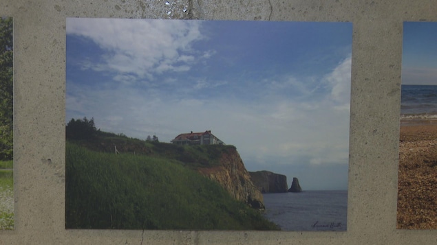 Photographie d'une maison sur une montage près d'une colline bercé par la mer. La signature de l'artiste apparaît au bas, il s'agit de Francine Huet. Photographie d'une maison sur une montage près d'une colline bercé par la mer. La signature de l'artiste apparaît au bas, il s'agit de Francine Huet.