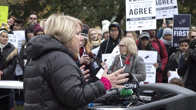 La ministre de l'Enseignement supérieur, Deb Matthews, parle aux étudiants venus à Queen's Park le 1er novembre pour réclamer la fin du conflit. La ministre de l'Enseignement supérieur, Deb Matthews, parle aux étudiants venus à Queen's Park le 1er novembre pour réclamer la fin du conflit.