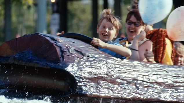 Un fils et sa mère dévalant la glissade d'eau de La Pitoune, manège emblématique de La Ronde