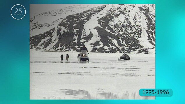 Expédition en motoneige pour la pêche aux moules sous la glace.