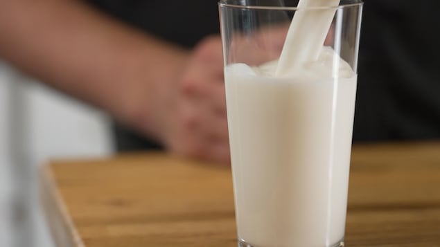 Un verre de lait se fait verser.