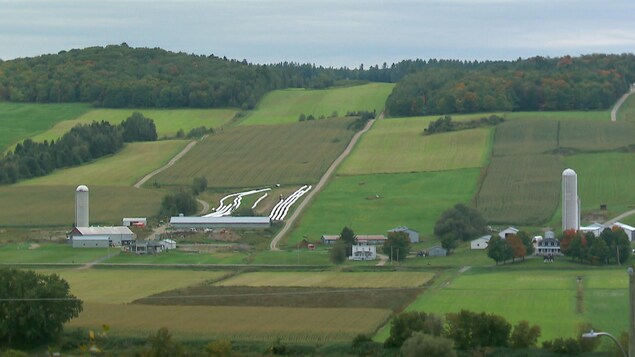 Dans les années 70, les bâtiments de ferme étaient très rapprochés et qui donnaient chacun sur une surface rectangulaire qui était cultivée.