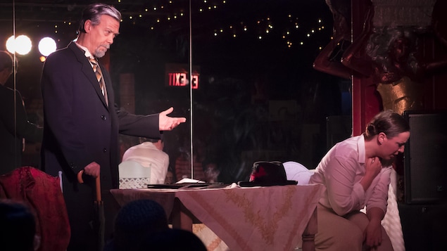 Scène avec Giorgio Germont et Violetta de La traviata au cabaret Chez Pierre à Edmonton Scène avec Giorgio Germont et Violetta de La traviata au cabaret Chez Pierre à Edmonton