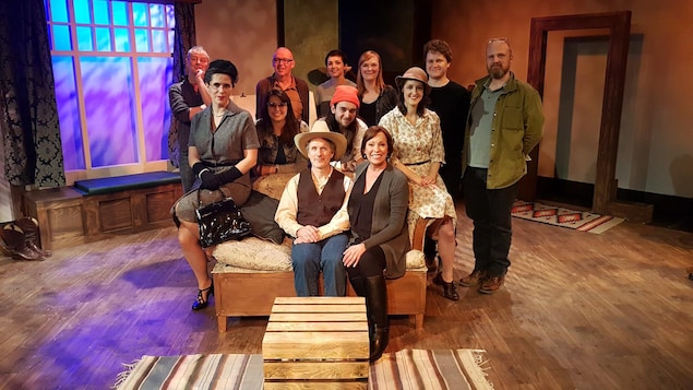 Les membres d'une production de la troupe du jour sur la scène pour une photo de groupe