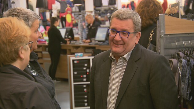 Le maire sortant Régis Labeaume a rencontré ses citoyens, samedi.